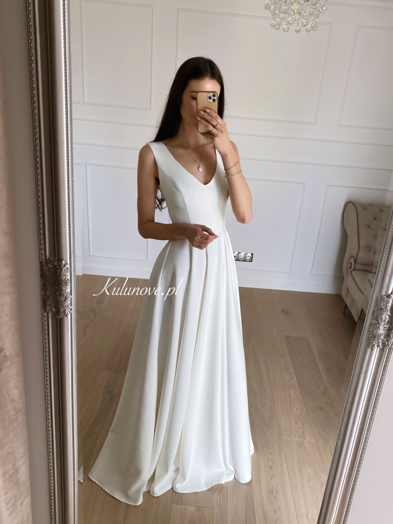 Cynthia - a classic, simple gown in cream color - Kulunove image 1