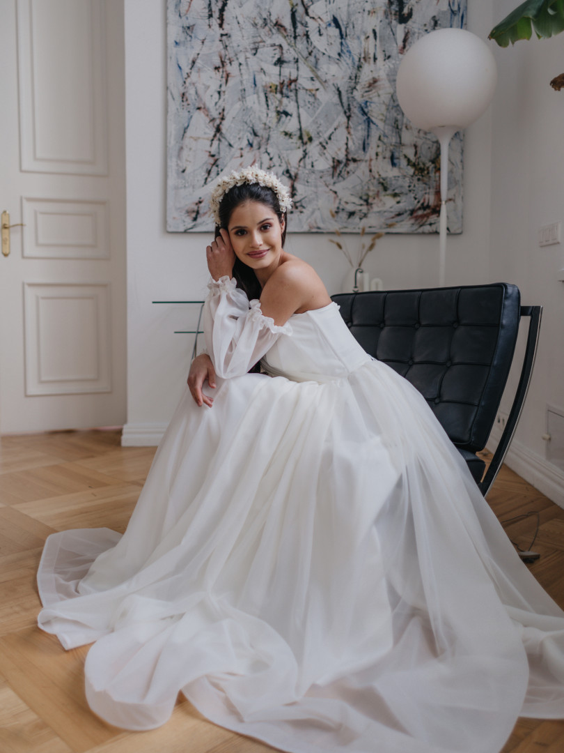 Roma - chiffon wedding dress with detachable sleeves - Kulunove image 2