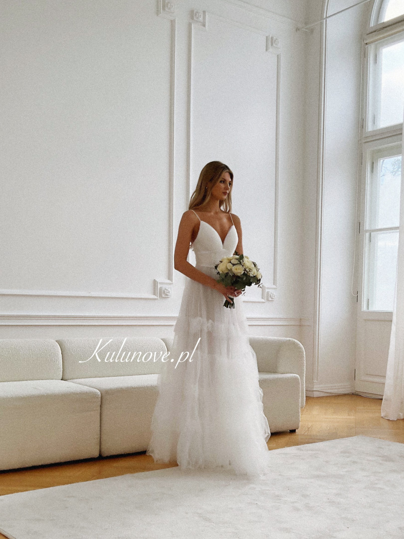 Stella- tiulowa suknia ślubna ecru z plisowanym gorsetem i falbanami - Kulunove zdjęcie 2