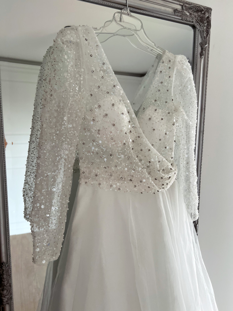 Catherine - błyszcząca suknia ślubna z rękawkiem w stylu glamour - Kulunove zdjęcie 2