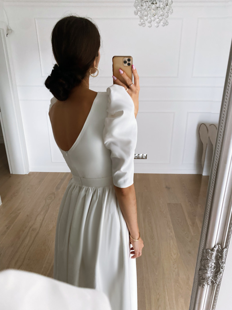 Laurell - elegant wedding dress with buffets with deep neckline - Kulunove image 3