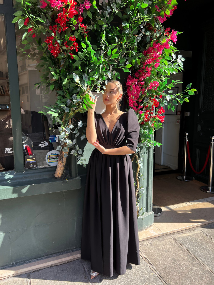 Laurell - czarna sukienka maxi z głębokim dekoltem z bufkami - Kulunove zdjęcie 3