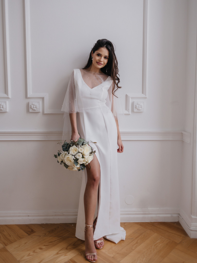 Valentina - prosta, klasyczna suknia ślubna  z trenem - Kulunove zdjęcie 4