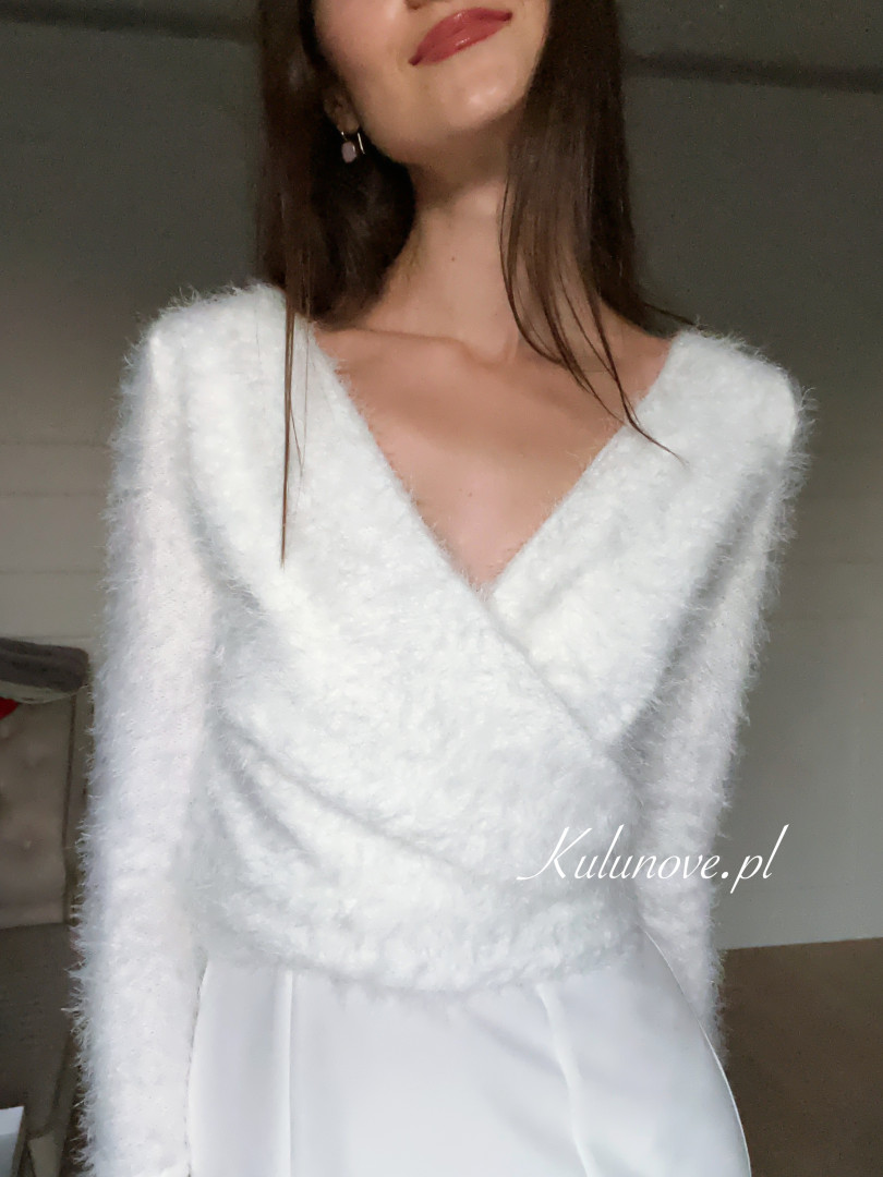 Fur wedding sweater ecru tied in several ways - Kulunove image 1