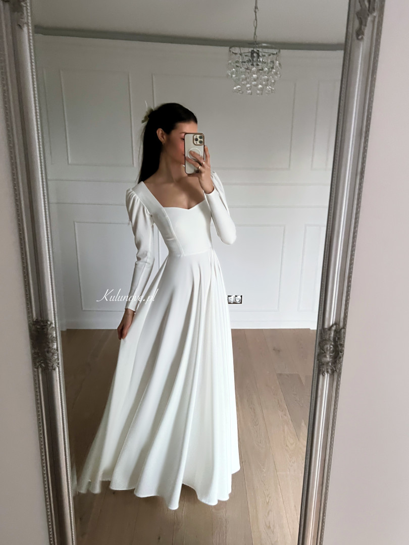 Julia - minimalistyczna suknia ślubna na długi rękaw z bufkami - Kulunove zdjęcie 4