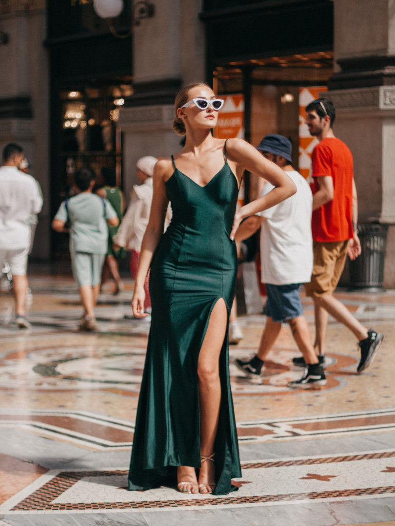 Milano - long gown with deep back neckline in elegant green - Kulunove image 2