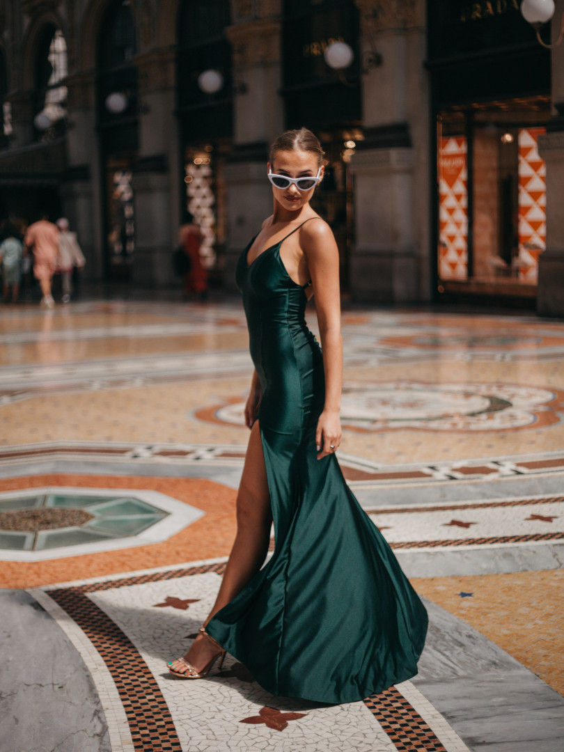 Milano - long gown with deep back neckline in elegant green - Kulunove image 3