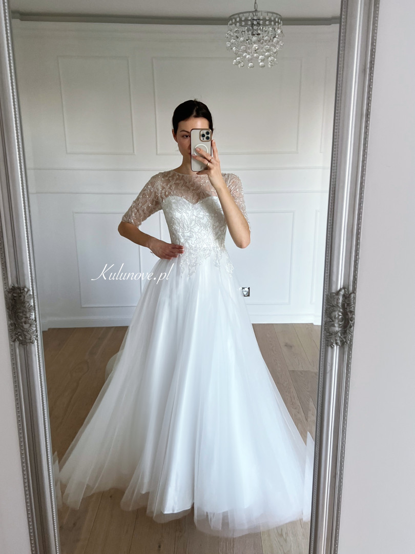Olivia - tiulowa suknia ślubna z rękawem 3/4 i  bogato zdobioną górą - Kulunove zdjęcie 3