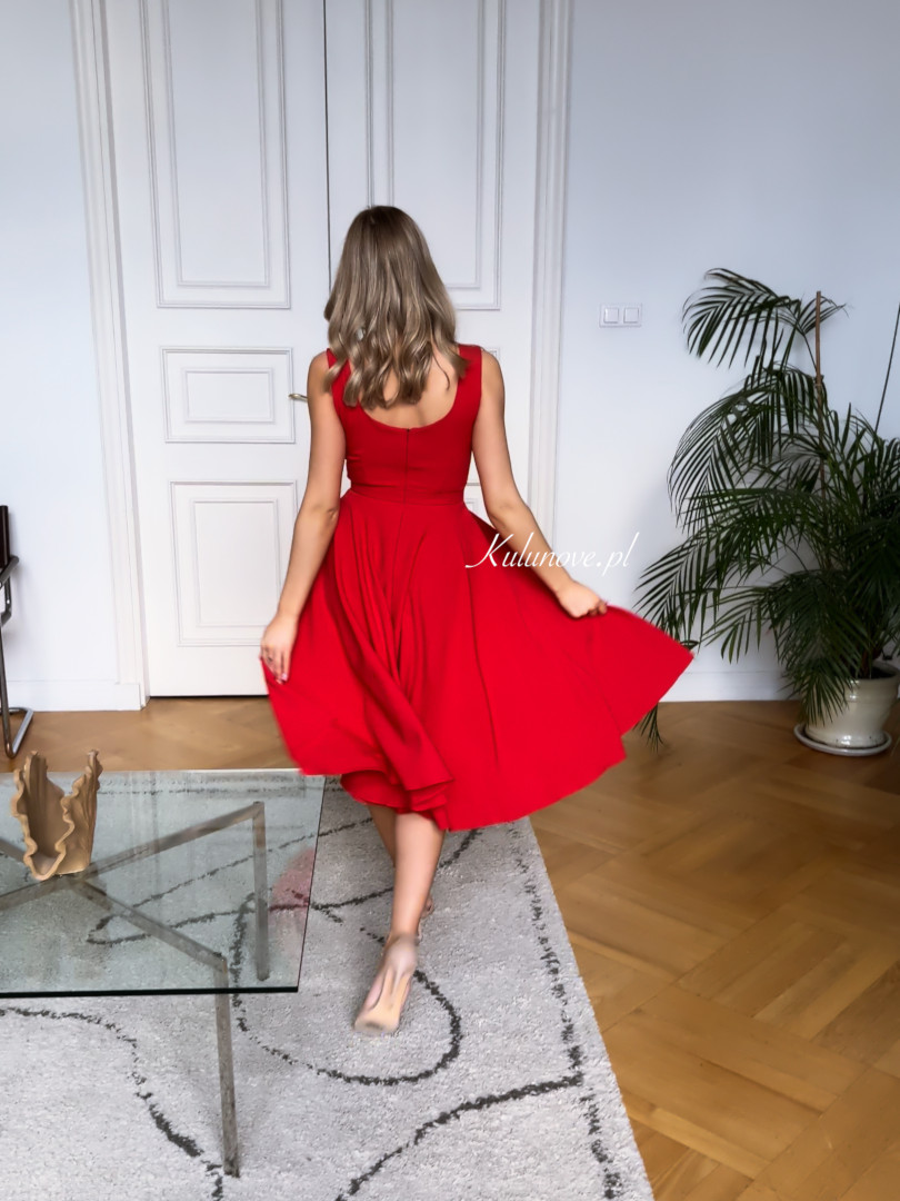 Karlie midi red - flared midi dress with karo neckline - Kulunove image 4