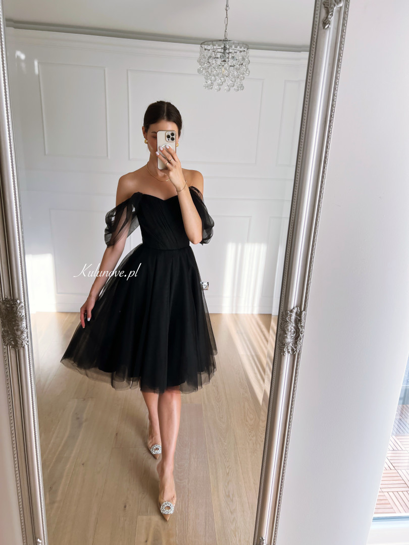 Selena -  czarna tiulowa sukienka midi z opadającym  rękawem - Kulunove zdjęcie 4