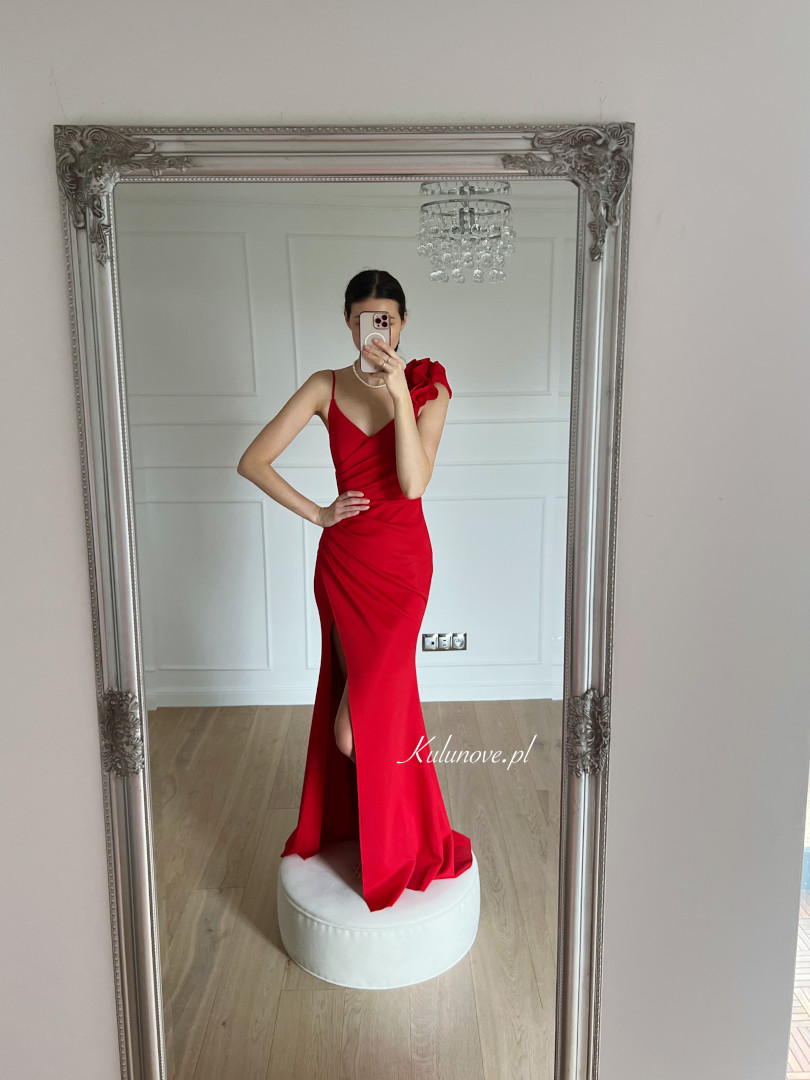 Harper - czerwona  sukienka maxi w stylu hiszpańskim z dekoltem na plecach i ozdobnym kwiatem na ramieniu - Kulunove zdjęcie 2