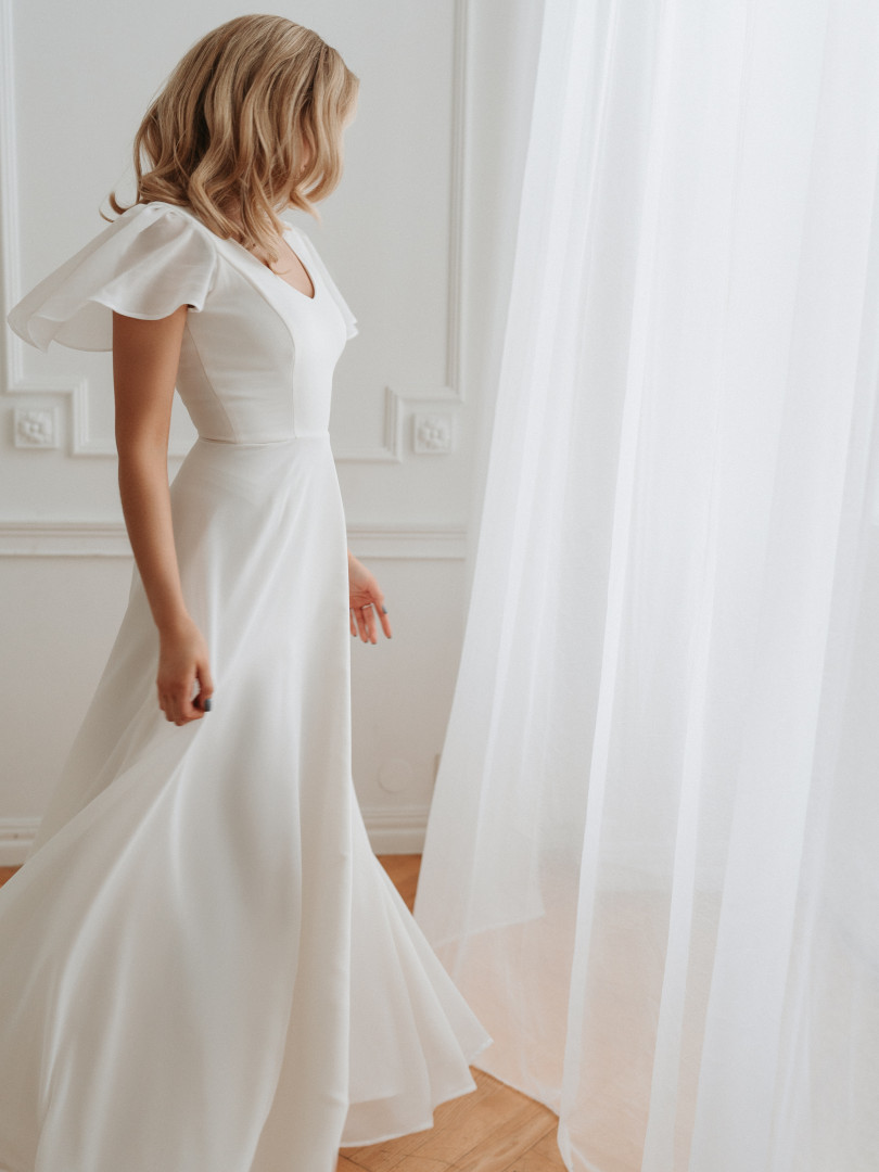 Kylie - prosta suknia ślubna z krótkim szyfonowym rękawem - Kulunove zdjęcie 2
