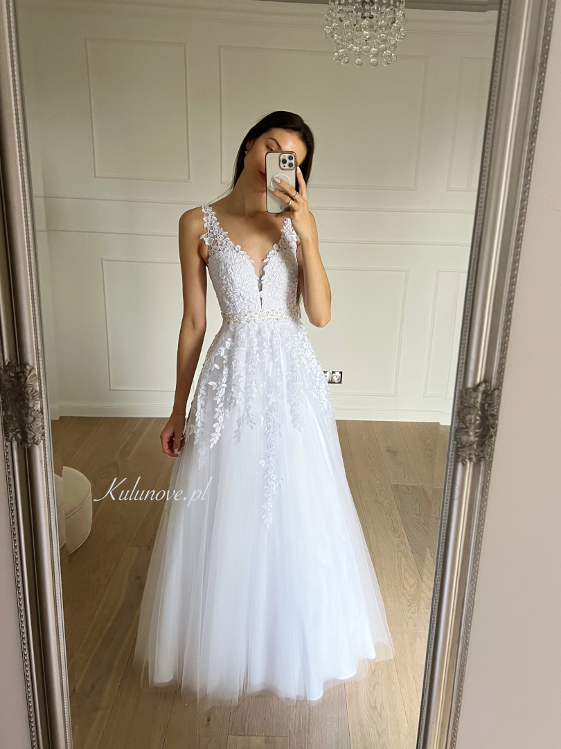 Luna - voluminous tulle premium princess wedding dress with lace top and decorative waist belt - Kulunove image 3