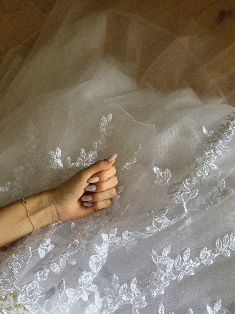 Luna - voluminous tulle premium princess wedding dress with lace top and decorative waist belt - Kulunove image 2