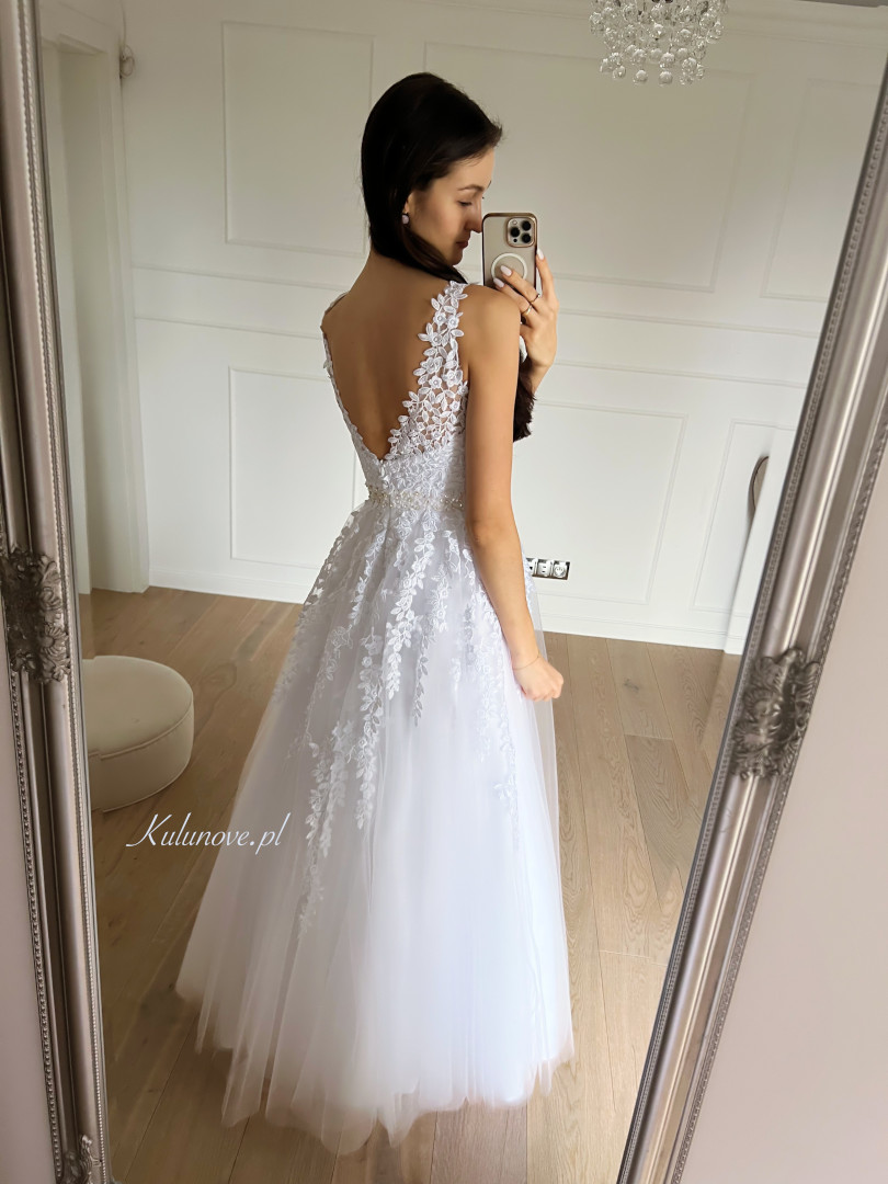 Luna - voluminous tulle premium princess wedding dress with lace top and decorative waist belt - Kulunove image 4