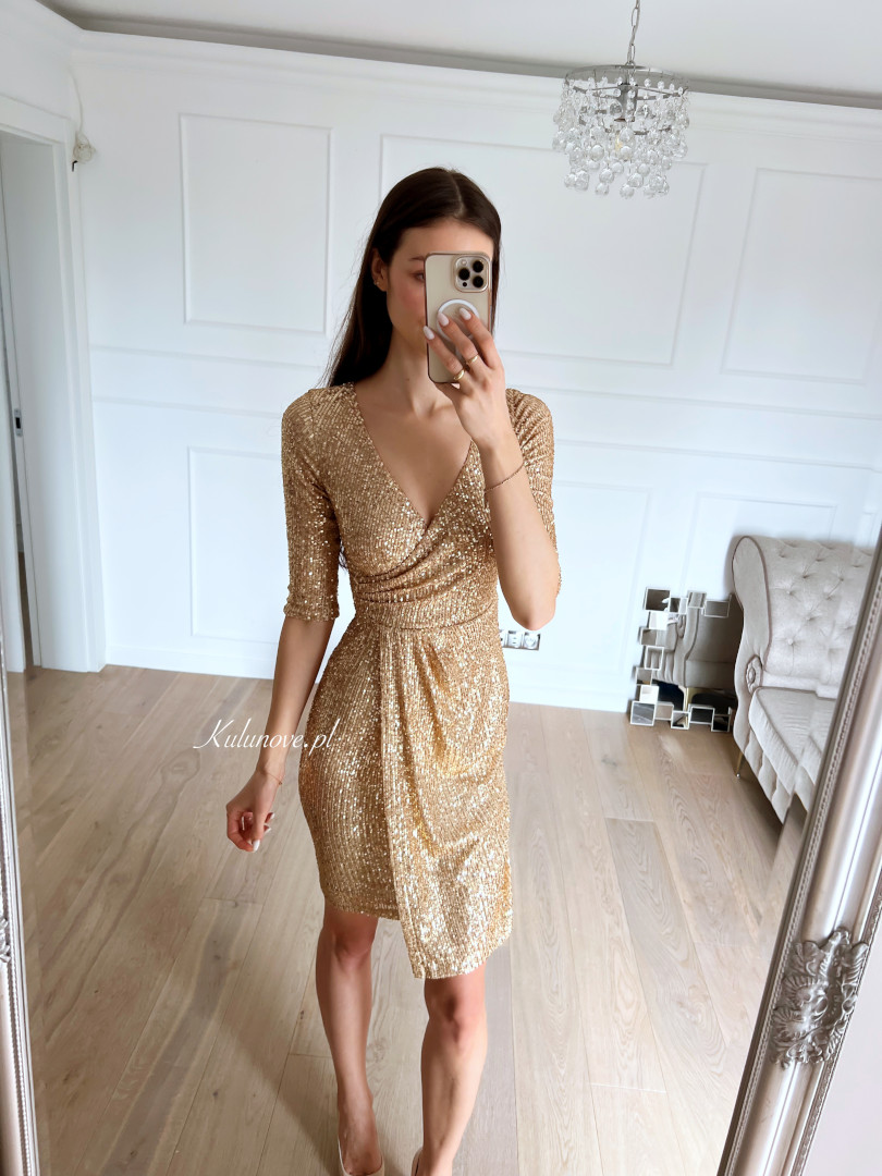 Monako - złota ołówkowa sukienka cekinowa z rękawkiem 3/4 - Kulunove zdjęcie 3