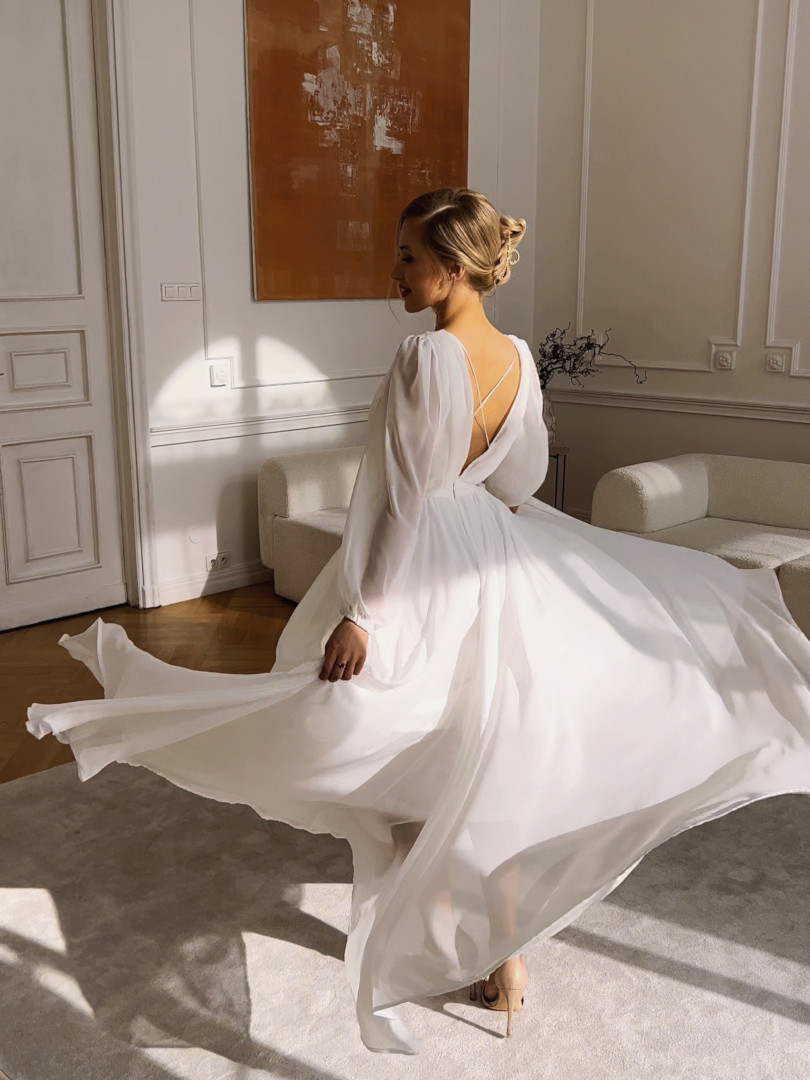 Alexandra - a minimalist wedding dress with a built-in front and an open back decorated with straps - Kulunove image 4