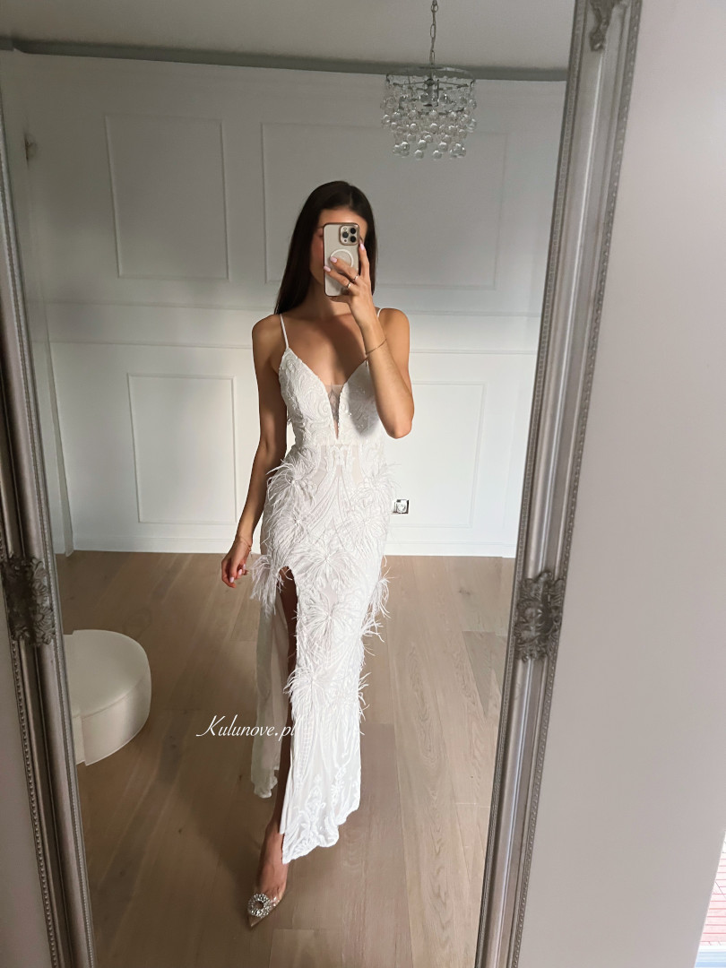 Anella - cekinowa sukienka maxi z piórami w kolorze białym - Kulunove zdjęcie 3