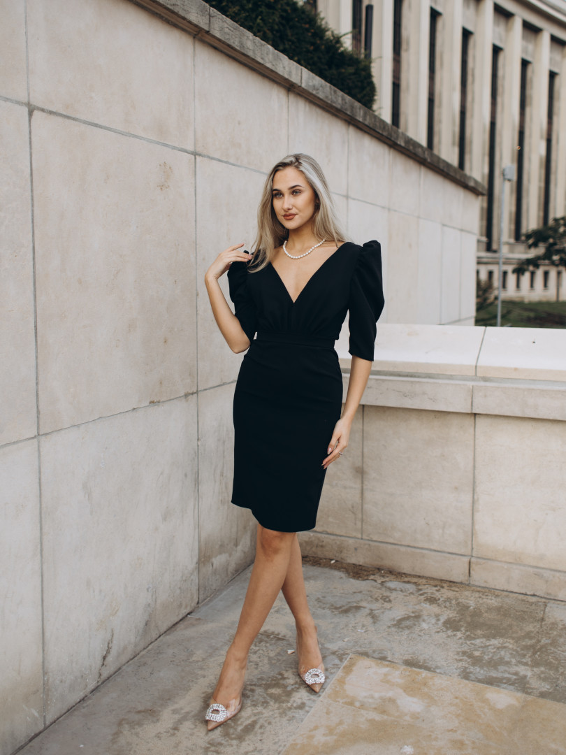 Laurell - knee length dress in black with deep neckline and buffets - Kulunove image 2