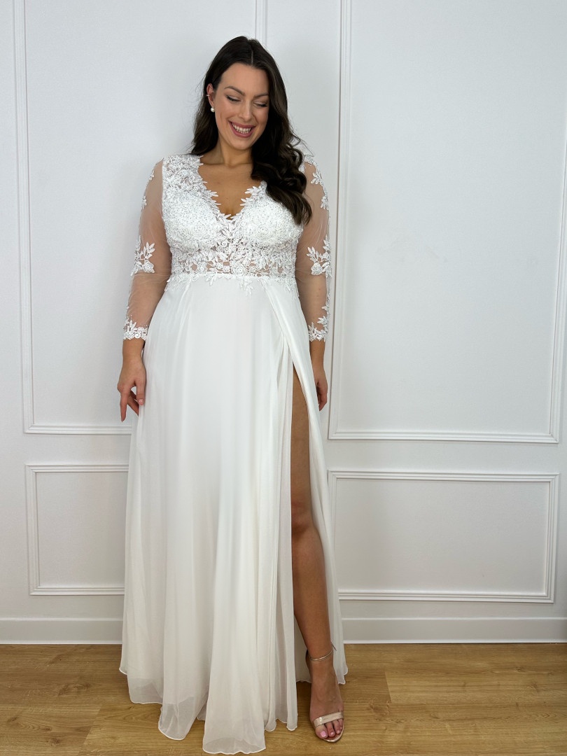 Kelly- muślinowa suknia ślubna na długi rękaw z holograficzną górą z dekoltem w literę V - Kulunove zdjęcie 3