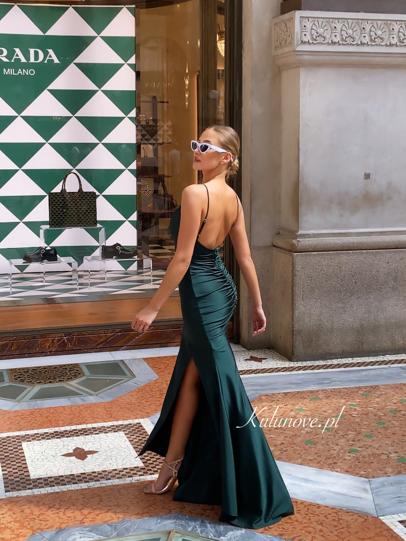 Milano - długa suknia z głębokim dekoltem na plecach w kolorze eleganckiej zieleni - Kulunove zdjęcie 1