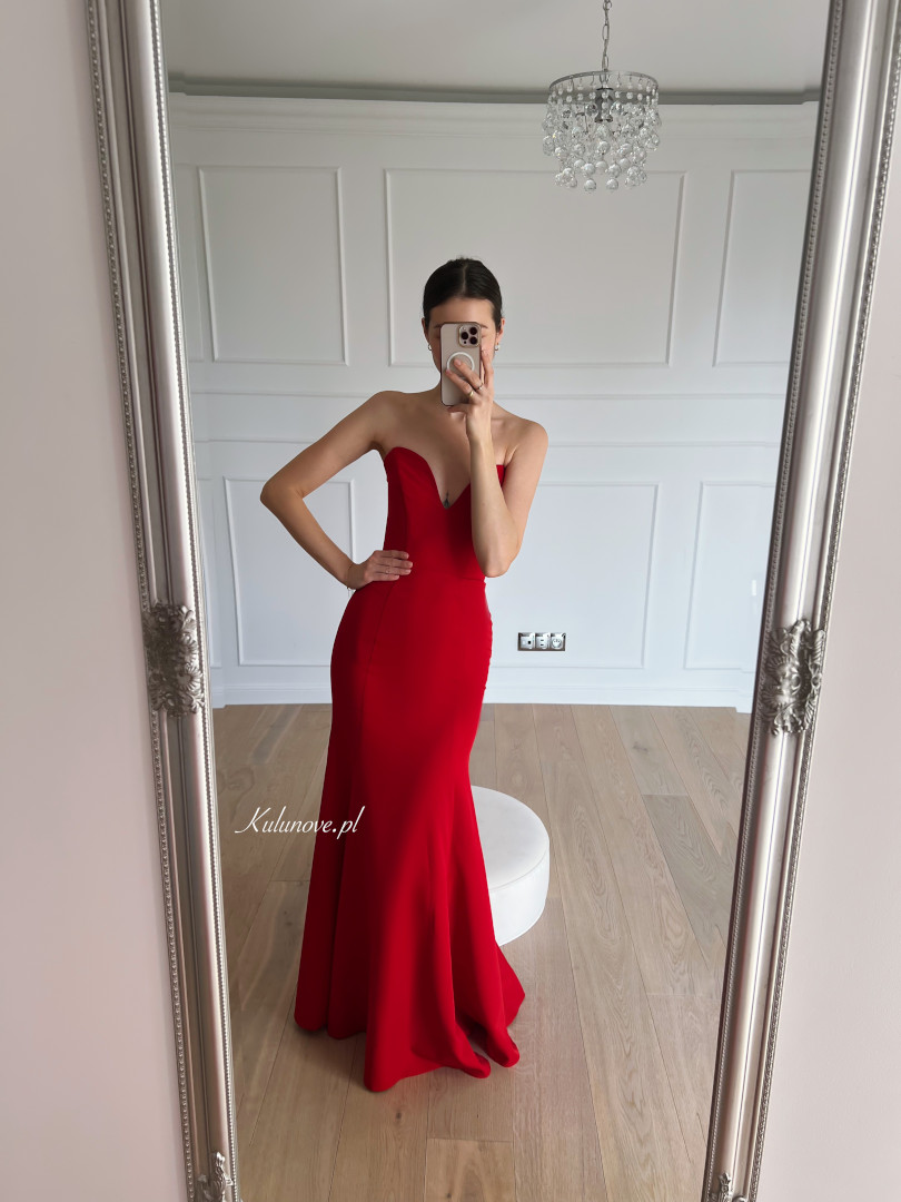 Hailey - corseted fishnet cut maxi dress with deep neckline in red - Kulunove image 3