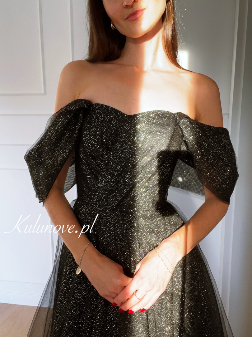 Selena PREMIUM - czarna tiulowa balowa suknia w stylu księżniczki z brokatem i z opadającym rękawem - Kulunove zdjęcie 4