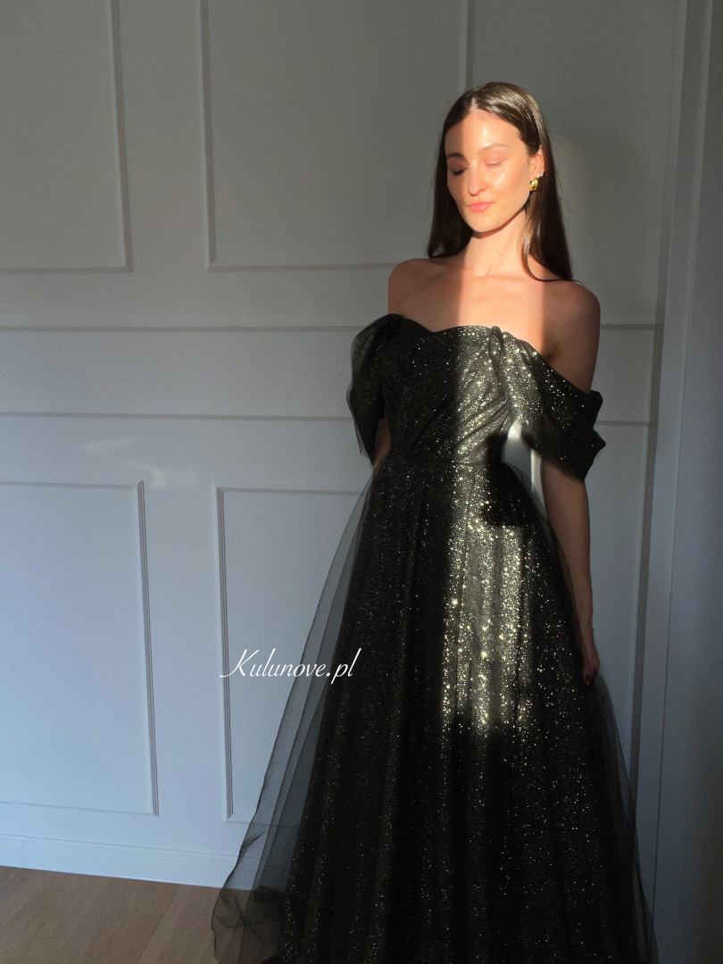Selena PREMIUM - czarna tiulowa balowa suknia w stylu księżniczki z brokatem i z opadającym rękawem - Kulunove zdjęcie 2