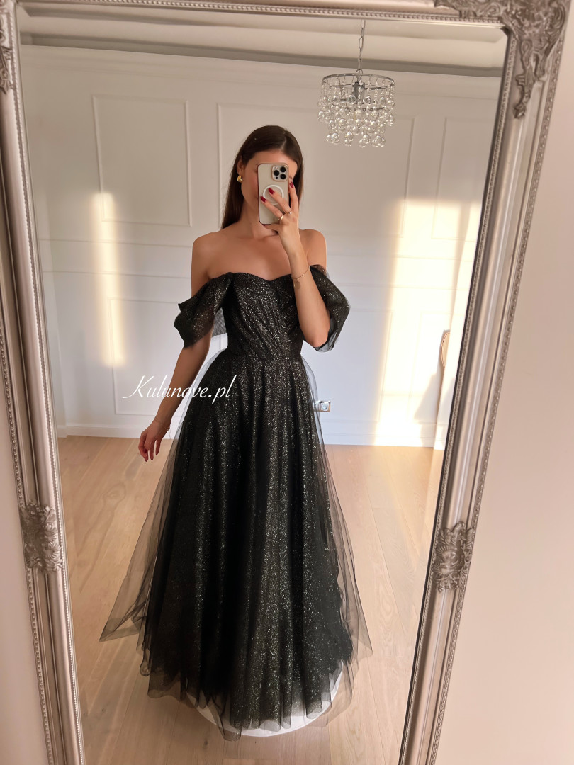 Selena PREMIUM - czarna tiulowa balowa suknia w stylu księżniczki z brokatem i z opadającym rękawem - Kulunove zdjęcie 3