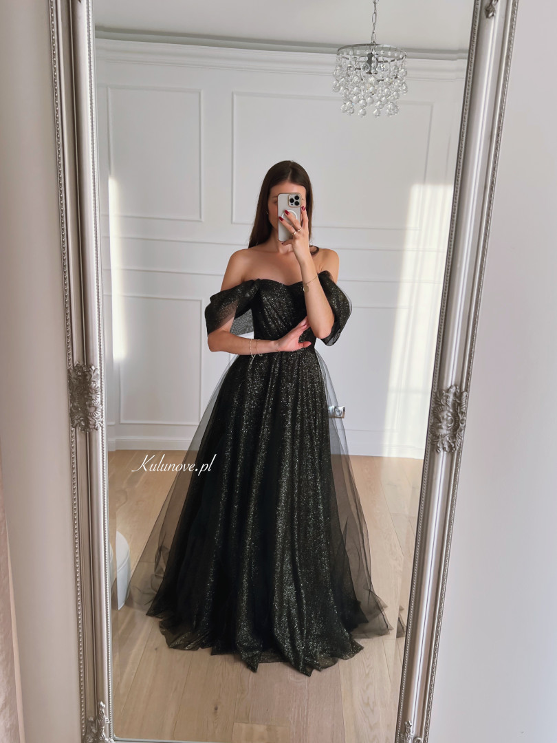 Selena PREMIUM - czarna tiulowa balowa suknia w stylu księżniczki z brokatem i z opadającym rękawem - Kulunove zdjęcie 1