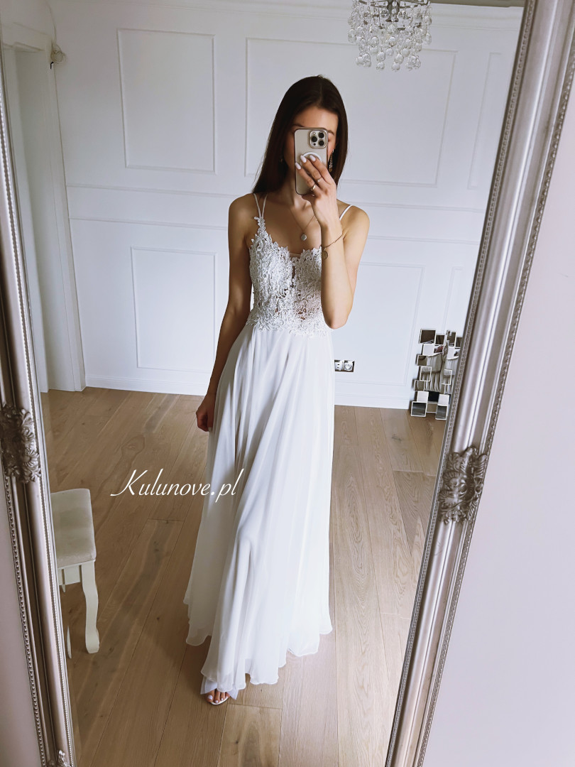Klarysa - suknia ślubna w kształcie delikatnej litery A z muślinowym dołem zdjęcie 4