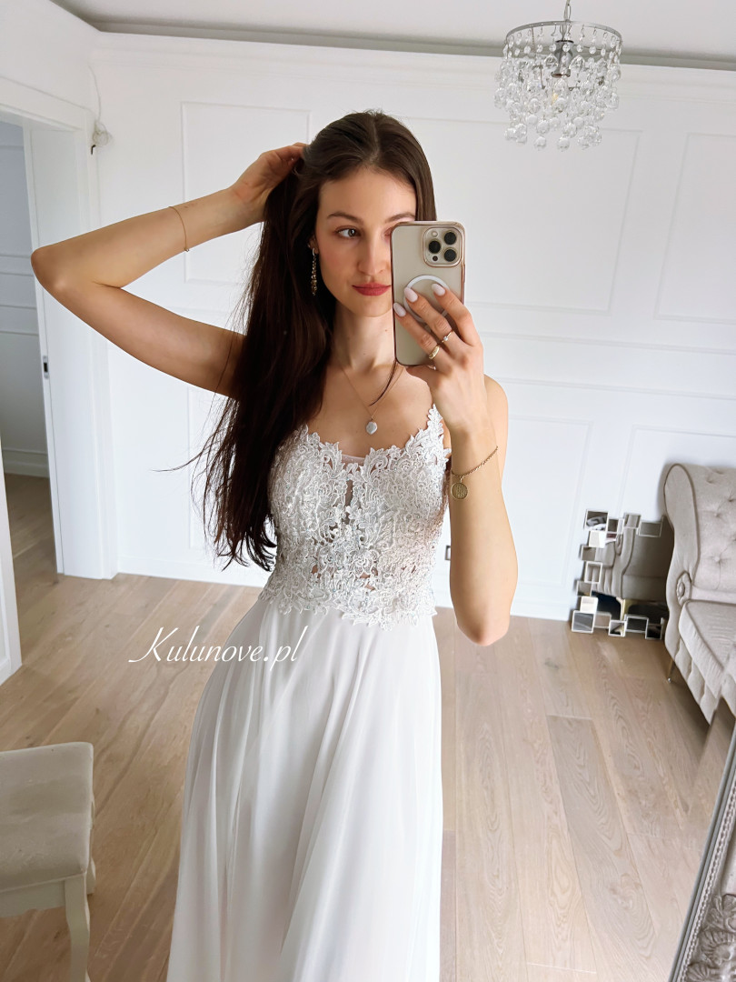 Clarissa - delicate A-line wedding dress with muslin bottom - Kulunove image 3