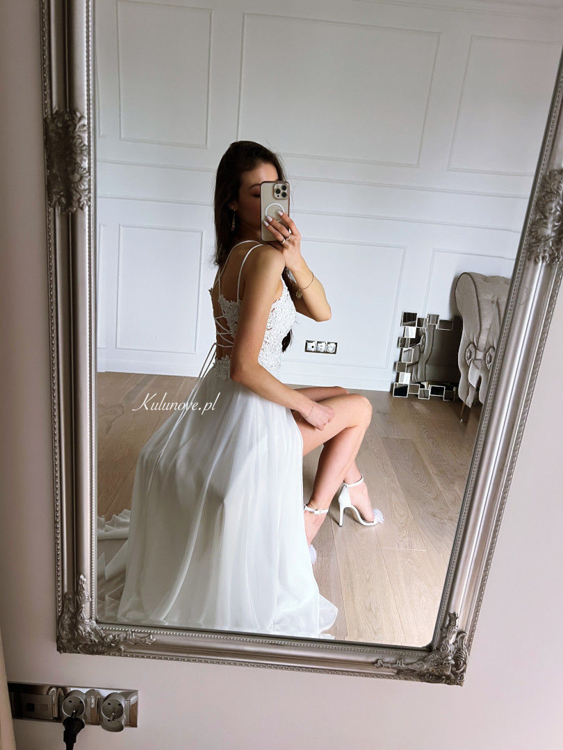Clarissa - delicate A-line wedding dress with muslin bottom - Kulunove image 2
