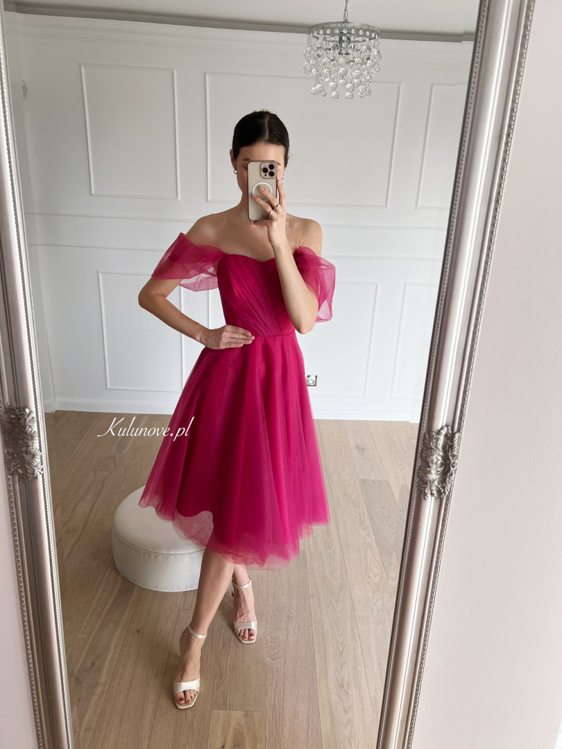Selena -  tiulowa sukienka midi z opadającym  rękawem w kolorze fuksji - Kulunove zdjęcie 1