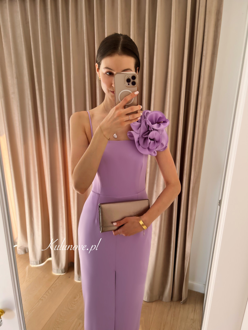 Floral - elegancka fioletowa sukienka z dużym ozdobnym kwiatem - Kulunove zdjęcie 3