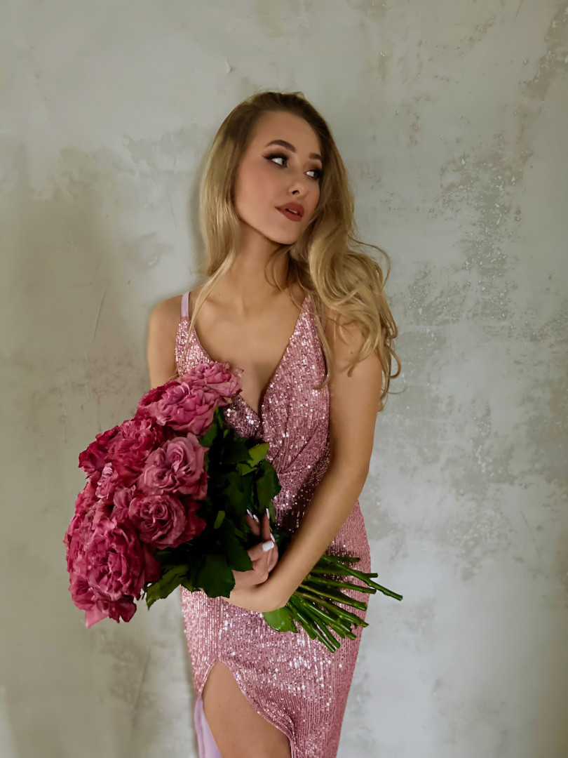 Andrea - sequin dress with envelope neckline in pink - Kulunove image 3