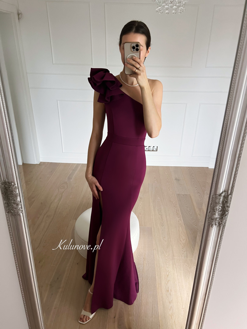 Audrey - plum colored one shoulder dress with decorative bow and delicate train - Kulunove image 3