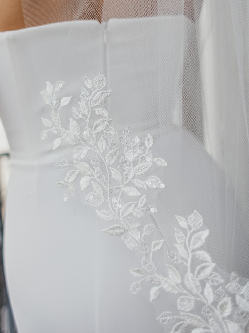 Short exclusive ecru wedding veil, delicately decorated with lace with leaves - Kulunove image 2