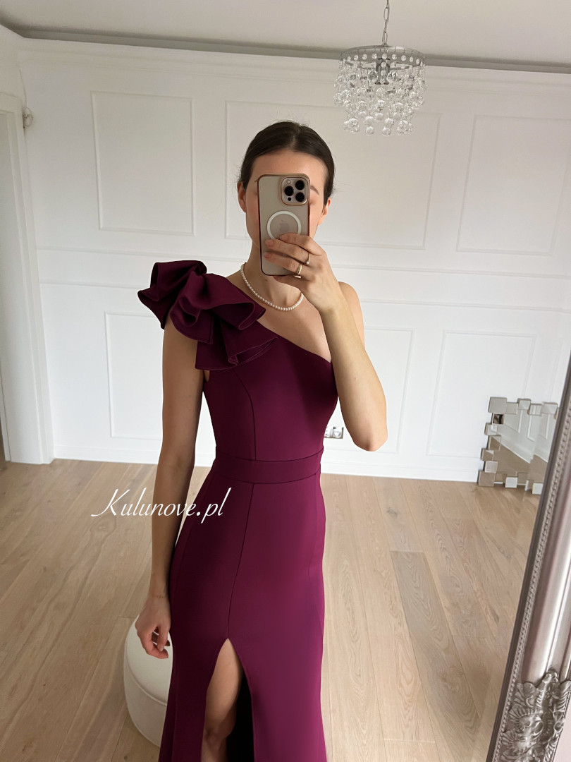 Audrey - plum colored one shoulder dress with decorative bow and delicate train - Kulunove image 2