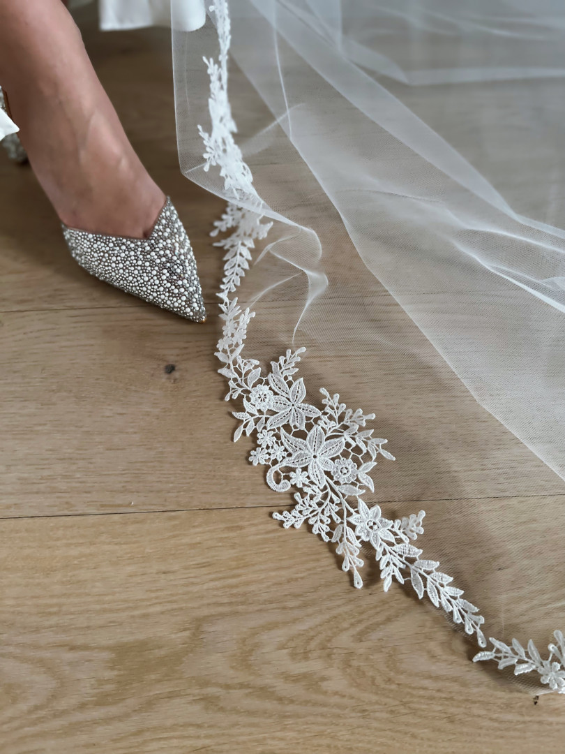Long cathedral veil trimmed with floral lace - Kulunove image 2