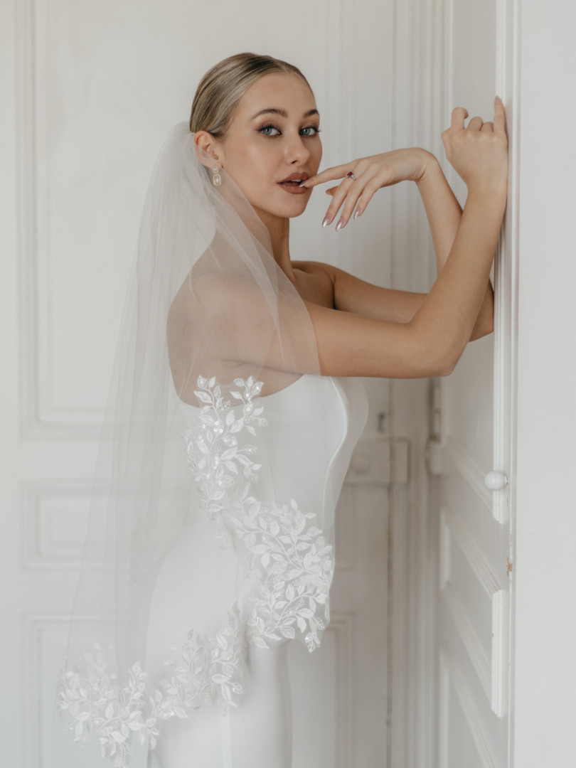 Short exclusive ecru wedding veil, delicately decorated with lace with leaves - Kulunove image 4
