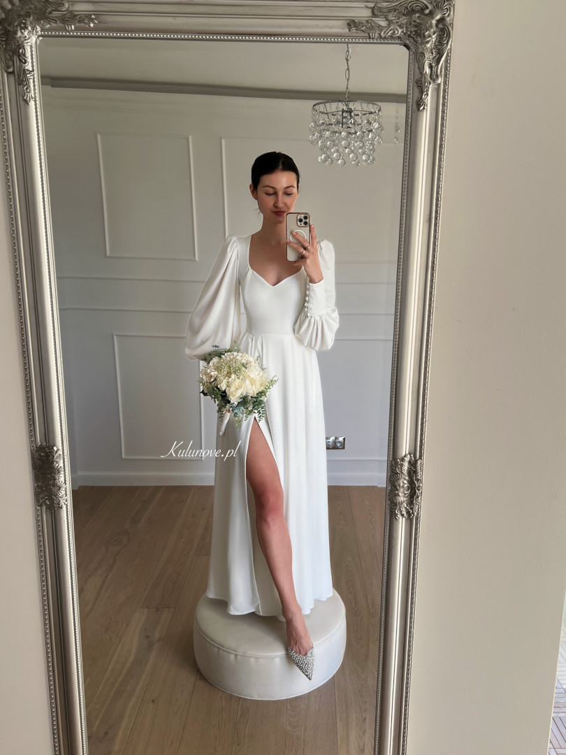 Taylor - flared long ecru wedding dress with buff sleeves and pockets - Kulunove image 1
