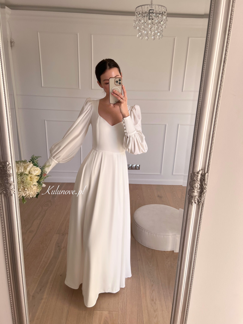 Taylor - flared long ecru wedding dress with buff sleeves and pockets - Kulunove image 3