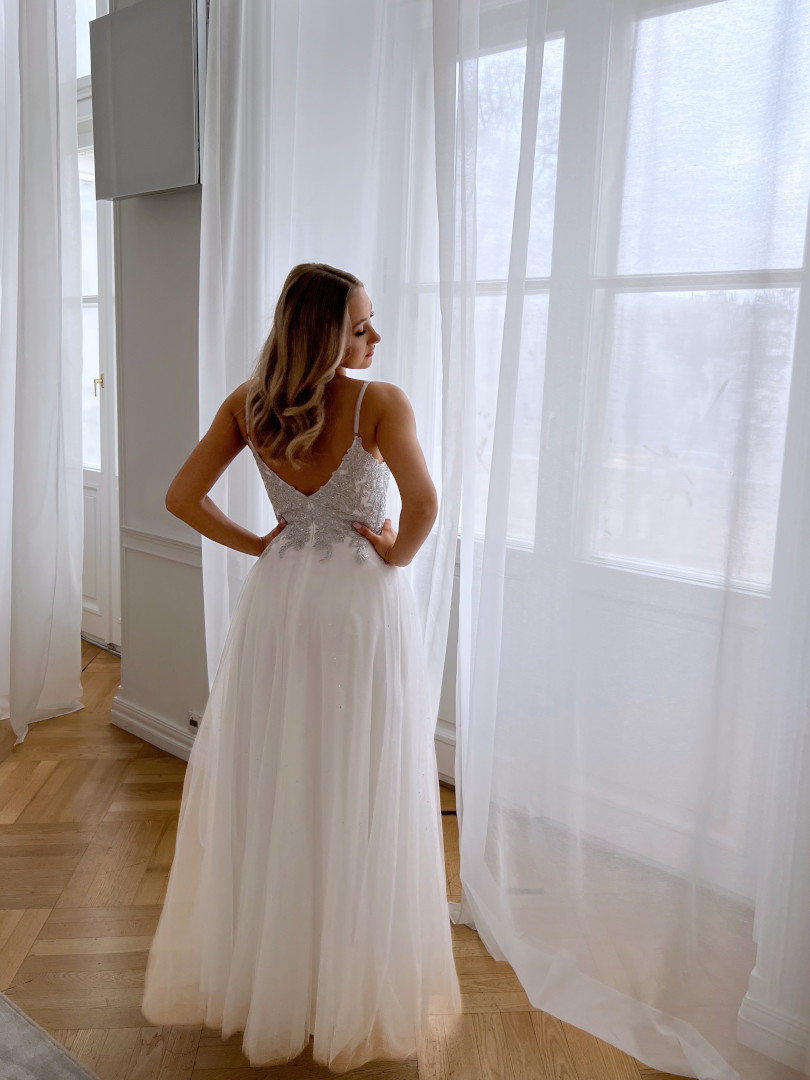 Rita- błyszcząca suknia ślubna w typie księżniczki ze srebrnym gorsetem i brokatowym dołem - Kulunove zdjęcie 2
