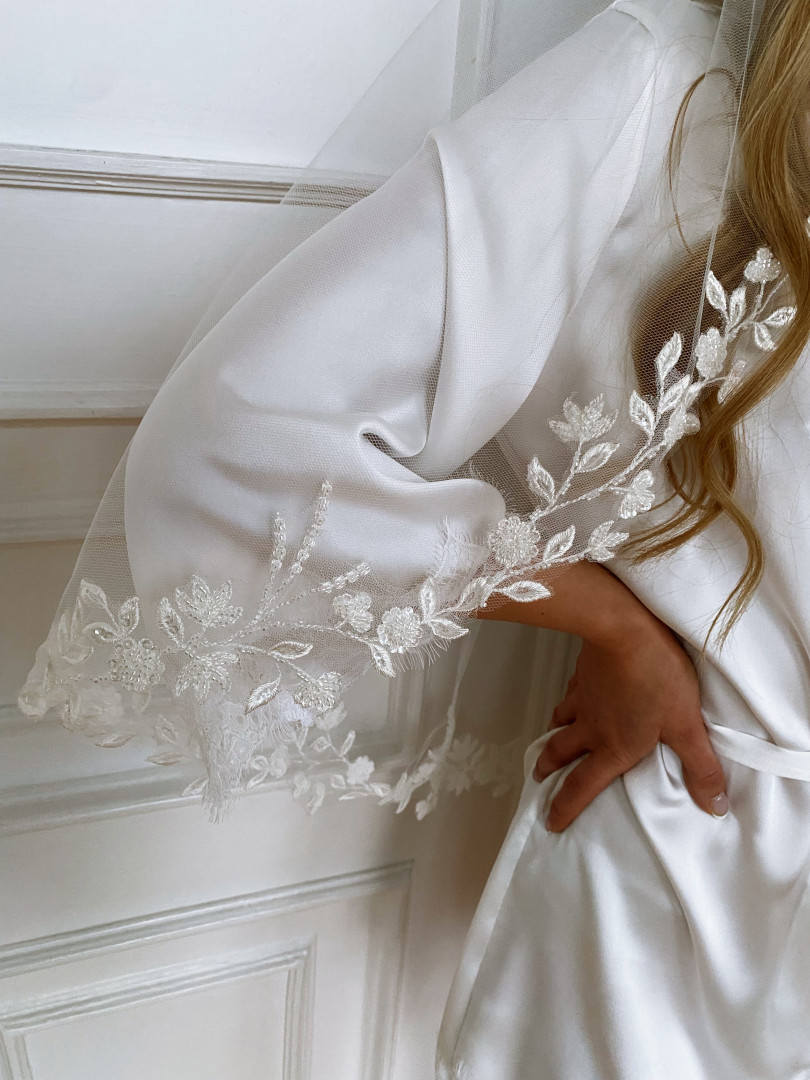 Short wedding veil with delicate lace with flowers - Kulunove image 3