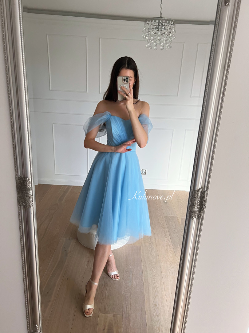 Selena - błękitna  tiulowa sukienka midi z opadającym  rękawem - Kulunove zdjęcie 1