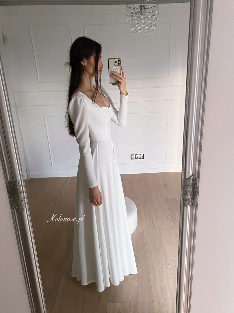 Julia - minimalistyczna suknia ślubna na długi rękaw z bufkami - Kulunove zdjęcie 3