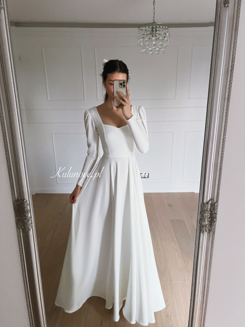 Julia - minimalistyczna suknia ślubna na długi rękaw z bufkami - Kulunove zdjęcie 2
