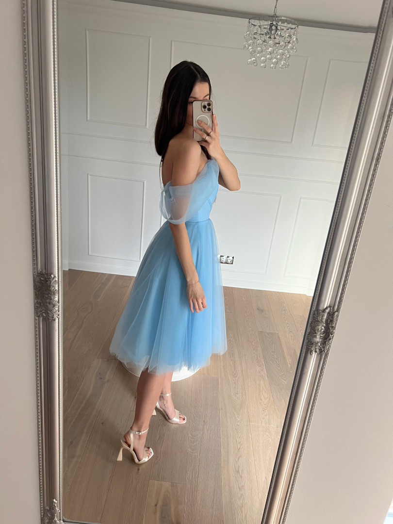 Selena - błękitna  tiulowa sukienka midi z opadającym  rękawem - Kulunove zdjęcie 2