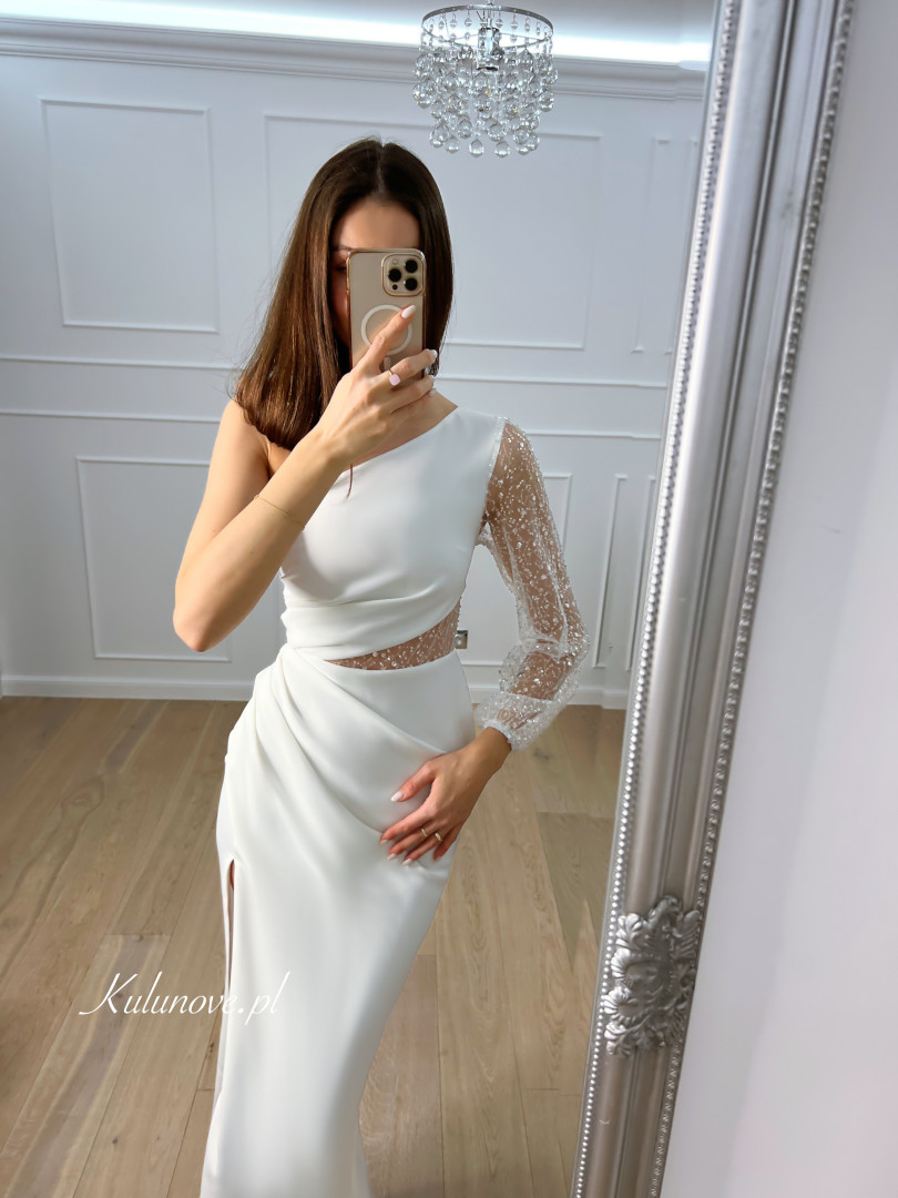 Leticia - dopasowana prosta biała sukienka na jedno ramię z ozdobnym rękawem - Kulunove zdjęcie 3
